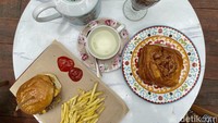 Selain teh, pengunjung juga bisa menikmati berbagai pastry dan camilan, seperti burger. Foto: detikFood/Yenny Mustika Sari