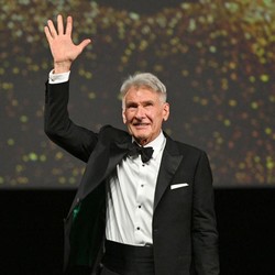 Momen Kocak Harrison Ford Tak Sadar Nyanyi Lagu Indiana Jones di Serial Shrinking