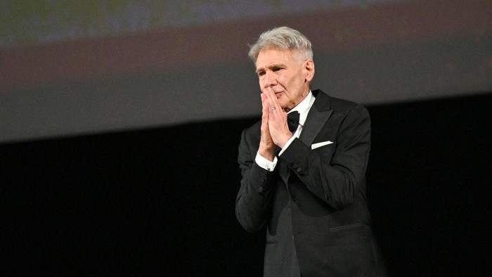 Harrison Ford CANNES, FRANCE - MAY 18: Harrison Ford receives an honorary Palme DOr from Iris Knobloch during the 76th annual Cannes film festival at Palais des Festivals on May 18, 2023 in Cannes, France. (Photo by Stephane Cardinale - Corbis/Corbis via Getty Images)