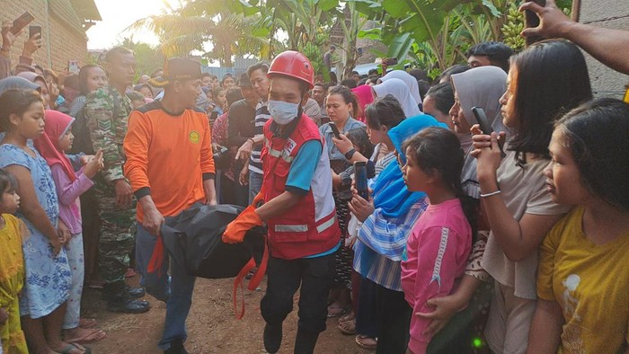 Seorang ibu tega membuang bayinya ke sumur di Jepara, Jawa Tengah. Petugas mengevakuasi bayi yang ditemukan tewas di dalam sumur sedalam 15-20 meter setelah dilaporkan hilang.
