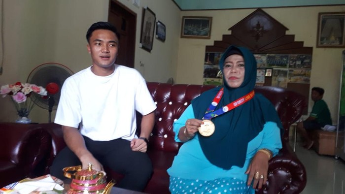 Kiper Timnas Indonesia U22, Ernando Ari bersama Ibunda saat ditemui dirumahnya di Semarang.