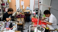 Di sebuah butik Malaysia, sekelompok kecil penjahit duduk di depan mesin jahit, menjahit bunga dan daun cerah menjadi kebaya, blus tradisional yang dikenakan oleh wanita di seluruh Asia Tenggara.