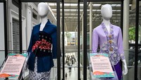 Indonesia memilih kebaya berusia berabad-abad sebagai pakaian nasional wanita setelah mendeklarasikan kemerdekaan dari Belanda pada tahun 1945. 