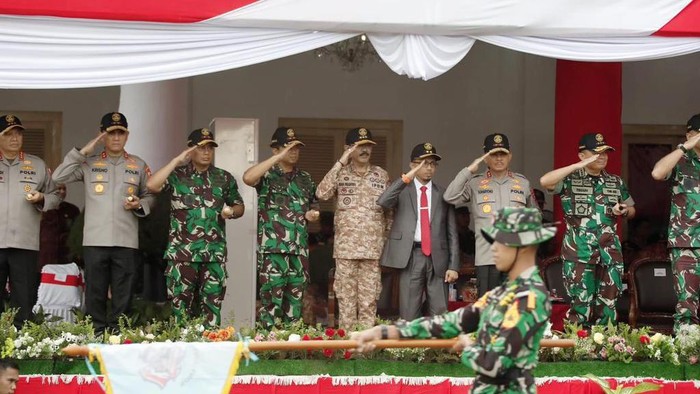 Kala 100 Praja IPDN Ikut Latsitarda Nusantara 43 di Padang Sebanyak 100 orang praja Institut Pemerintahan Dalam Negeri mulai mempersiapkan diri untuk melakukan upacara pembukaan Latihan Integrasi Taruna Wreda Nusantara (Latsitardanus) ke-XLIII di Istana Gubernur Sumatera Barat.