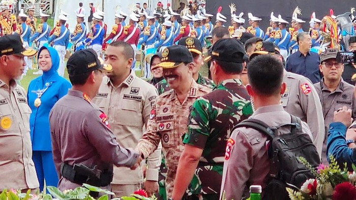 Sebanyak 100 orang praja Institut Pemerintahan Dalam Negeri mulai mempersiapkan diri untuk melakukan upacara pembukaan Latihan Integrasi Taruna Wreda Nusantara (Latsitardanus) ke-XLIII di Istana Gubernur Sumatera Barat.