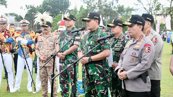 Kala 100 Praja IPDN Ikut Latsitarda Nusantara 43 di Padang Sebanyak 100 orang praja Institut Pemerintahan Dalam Negeri mulai mempersiapkan diri untuk melakukan upacara pembukaan Latihan Integrasi Taruna Wreda Nusantara (Latsitardanus) ke-XLIII di Istana Gubernur Sumatera Barat.
