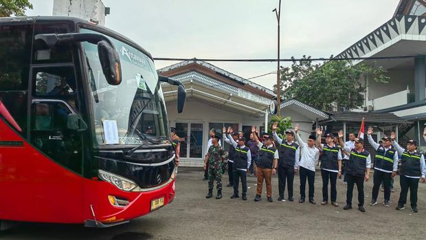 Wakil Ketua Komisi VIII DPR RI, Tubagus Ace Hasan Syadzily, melepas Panitia Penyelenggara Ibadah Haji (PPIH) menuju Tanah Suci. Ace menegaskan PPIH hadir di Arab Saudi bukankah untuk naik haji tetapi untuk memberikan pelayanan kepada para jemaah yang beribadah.