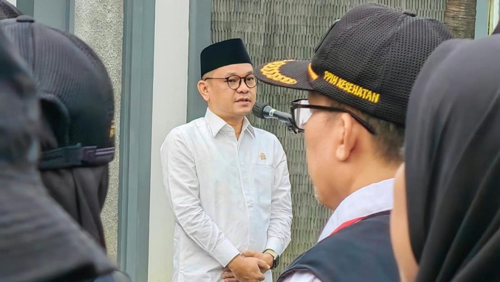Wakil Ketua Komisi VIII DPR RI, Tubagus Ace Hasan Syadzily, melepas Panitia Penyelenggara Ibadah Haji (PPIH) menuju Tanah Suci. Ace menegaskan PPIH hadir di Arab Saudi bukankah untuk naik haji tetapi untuk memberikan pelayanan kepada para jemaah yang beribadah.