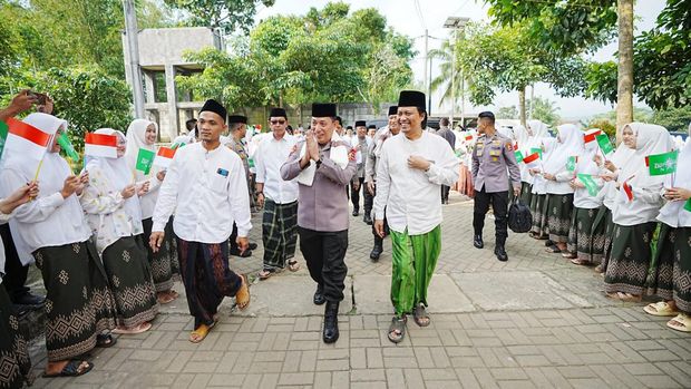 Kapolri Jenderal Listyo Sigit Prabowo menghadiri undangan Pesantren Subhanul Wathon. Kapolri menekankan soal pentingnya menjaga nilai persatuan dan kesatuan. (dok Polri)