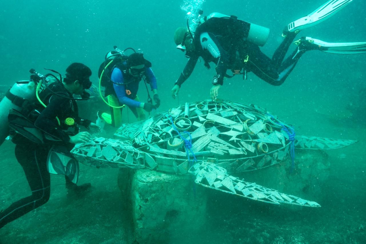 Karya seni instalasi Kurma Amerta yang sekaligus terumbu karang buatan ARTificial Reef ke-12 berbentuk 11 penyu buatan seniman Teguh Ostenrik.