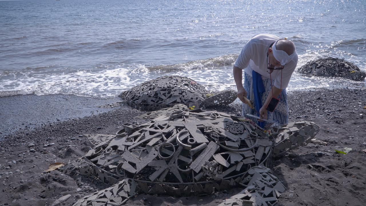 Karya seni instalasi Kurma Amerta yang sekaligus terumbu karang buatan ARTificial Reef ke-12 berbentuk 11 penyu buatan seniman Teguh Ostenrik.