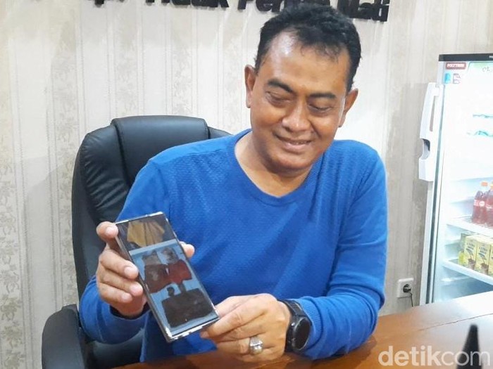 Kasat Reskrim Polres Jepara, AKP Ahmad Masdar Tohari menunjukkan foto barang bukti dalam kasus orang tua membuang bayi ke dalam sumur,  Sabtu (20/5/2023).