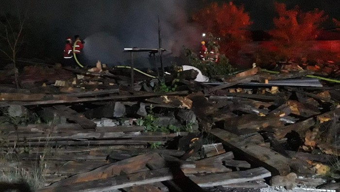 Kebakaran bekas kapal berupa tumpukan kayu, fiber, dan busa di kawasan Pelabuhan Benoa, Kecamatan Denpasar Selatan, Kota Denpasar. (Dok. Polresta Denpasar)