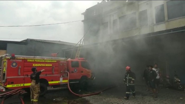Kebakaran ruko gudang bahan sepatu dan sandal di Bogor