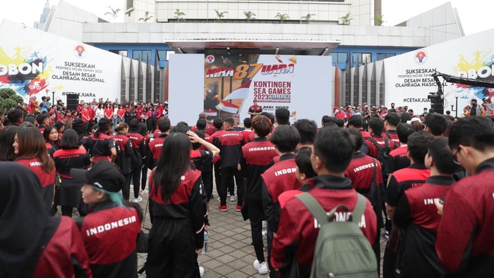 tidak mengikuti acara pembukaan. Setelah itu, Timnas U-22 tampak menjalani kirab juara dengan bus sementara atlet dari cabang olahraga yang lain menumpang bandros.