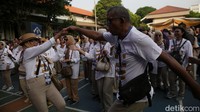 Tampak sejumlah alumni menari bersama.