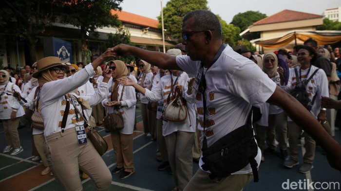 Kemeriahan Reuni Akbar 2023 SMA 1 Jakarta Boedoet Ikatan Alumni SMA 1 Jakarta (Budi Utomo) berfoto bersama teman angkatan 1981 di SMA Jakarta, Sabtu (20/5/2023).
