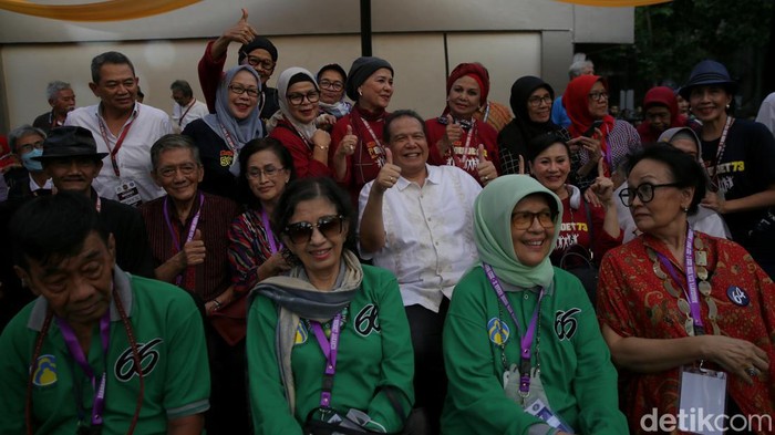 Ikatan Alumni SMA 1 Jakarta (Budi Utomo) berfoto bersama teman angkatan 1981 di SMA Jakarta, Sabtu (20/5/2023).