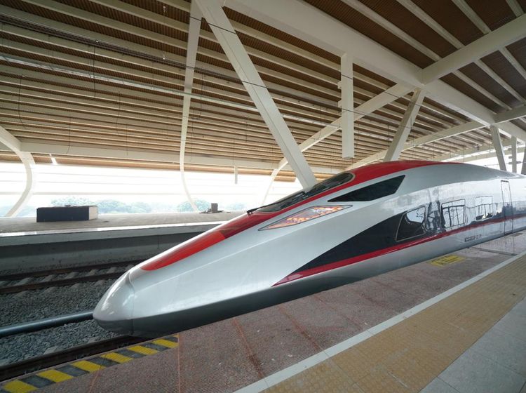Potret Kereta Cepat JKT-BDG Melintas Perdana dari Tegalluar ke Halim