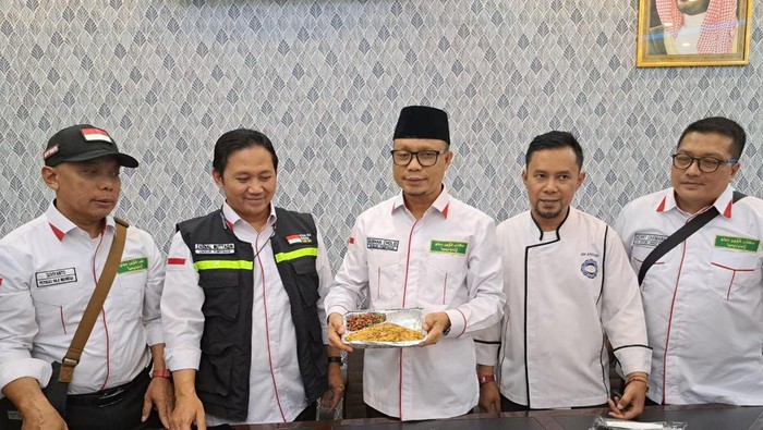 Ketua Panitia Penyelenggara Ibadah Haji (PPIH) Arab Saudi 1444 H/2023 M Subhan Cholid mencoba masakan perusahaan katering yang akan melayani jemaah haji Indonesia.