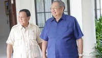 Berdasarkan keterangan dari Instagram Kemhan RI, Menhan Prabowo mengatakan pertemuan itu silaturahmi sekaligus penghormatan kepada senior semasa aktif di TNI. Menhan Prabowo adalah alumni Akmil tahun 1974 dan Jenderal SBY pada tahun 1973. Keduanya sama menjalani pendidikan militer di Akabri Darat Magelang hingga meniti karier di TNI AD.. (Instagram @kemhanri)