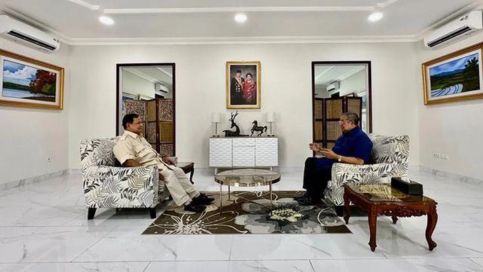 Ketua Umum Partai Gerindra Prabowo Subianto bertemu Presiden ke-6 RI, Susilo Bambang Yudhoyono (SBY) di Kabupaten Pacitan. (Instagram @prabowo)