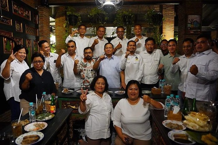 Ketum Gerindra Prabowo Subianto sempat berbincang empat mata dan makan malam bersama Wali Kota Solo Gibran Rakabuming Raka di sela pertemuan dengan relawan Gibran dan Jokowi Jateng dan Jatim. (Instagram @prabowo) Ketum Gerindra Prabowo Subianto sempat berbincang empat mata dan makan malam bersama Wali Kota Solo Gibran Rakabuming Raka di sela pertemuan dengan relawan Gibran dan Jokowi Jateng dan Jatim. (Instagram @prabowo)