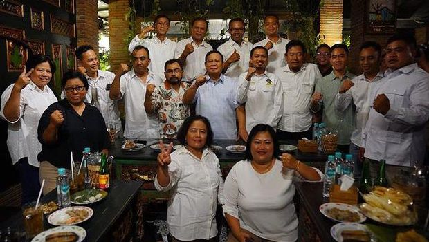 Ketum Gerindra Prabowo Subianto sempat berbincang empat mata dan makan malam bersama Wali Kota Solo Gibran Rakabuming Raka di sela pertemuan dengan relawan Gibran dan Jokowi Jateng dan Jatim. (Instagram @prabowo)