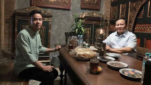 Ketum Gerindra Prabowo Subianto sempat berbincang empat mata dan makan malam bersama Wali Kota Solo Gibran Rakabuming Raka di sela pertemuan dengan relawan Gibran dan Jokowi Jateng dan Jatim. (Instagram @prabowo)