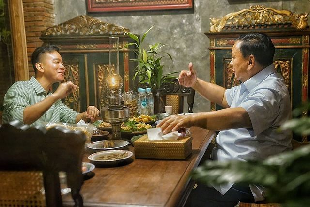 Ketum Gerindra Prabowo Subianto sempat berbincang empat mata dan makan malam bersama Wali Kota Solo Gibran Rakabuming Raka di sela pertemuan dengan relawan Gibran dan Jokowi Jateng dan Jatim. (Instagram @prabowo)
