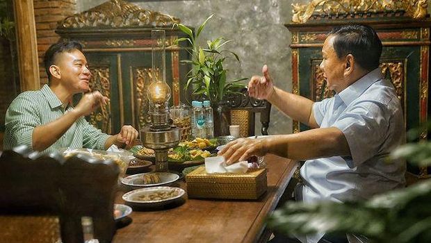 Ketum Gerindra Prabowo Subianto sempat berbincang empat mata dan makan malam bersama Wali Kota Solo Gibran Rakabuming Raka di sela pertemuan dengan relawan Gibran dan Jokowi Jateng dan Jatim. (Instagram @prabowo)
