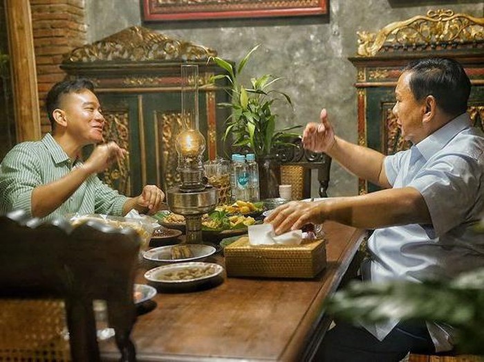 Ketum Gerindra Prabowo Subianto sempat berbincang empat mata dan makan malam bersama Wali Kota Solo Gibran Rakabuming Raka di sela pertemuan dengan relawan Gibran dan Jokowi Jateng dan Jatim. (Instagram @prabowo)
