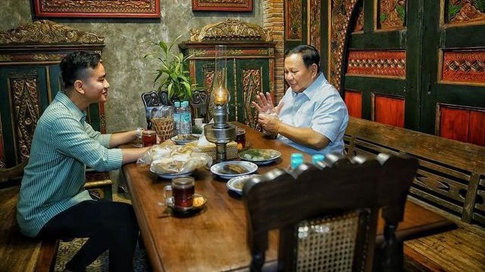 Ketum Gerindra Prabowo Subianto sempat berbincang empat mata dan makan malam bersama Wali Kota Solo Gibran Rakabuming Raka di sela pertemuan dengan relawan Gibran dan Jokowi Jateng dan Jatim. (Instagram @prabowo)