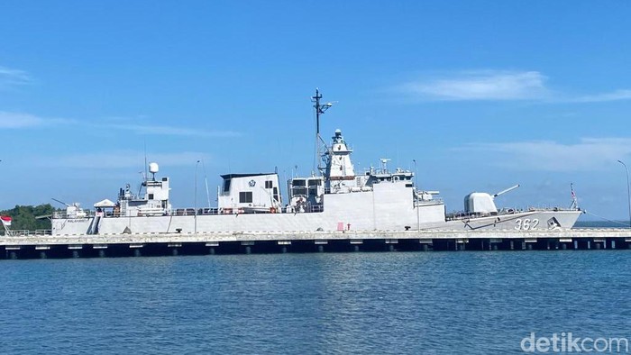 KRI Malahayati (362) bersandar di Dermaga Koarmada III.