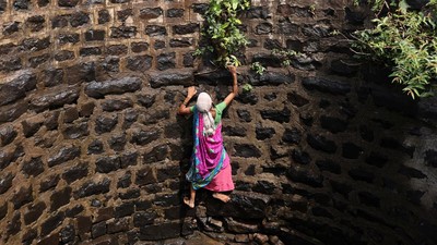 Luar Biasa! Wanita di India Turun-Naik Sumur Demi Air Bersih
