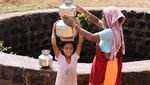 Luar Biasa! Wanita di India Turun-Naik Sumur Demi Air Bersih