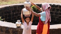 Pemerintah daerah setempat pun menyediakan mobil tangki air yang mengisi sumur dengan air setiap hari.  