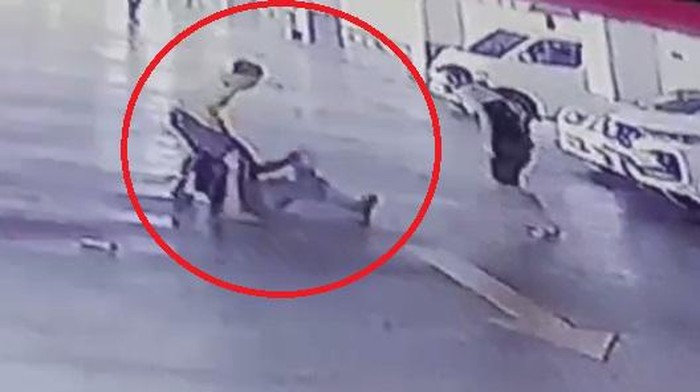 Pria bernama Andika Abdul (24) di Kota Manado, Sulawesi Utara (Sulut) dikeroyok hingga ditikam bertubi-tubi oleh dua orang pria berinisial DM (19) dan JB (22).