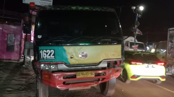 Mobil truk tangki di Kabupaten Maros, Sulawesi Selatan (Sulsel) menabrak 4 mobil dan 3 motor.