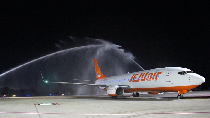 Maskapai Jeju Air dari Korea Selatan tiba di Bandara Hang Nadim Batam, Sabtu (20/5/2023) dini hari. (Foto: Dok Bandara)