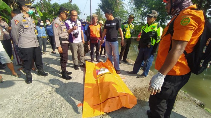 Petugas mengevakuasi korban yang ditemukan tewas misterius di aliran Sungai Bandjar Tjahjana Werken (BTW) desa setempat Sabtu (20/5/2023).