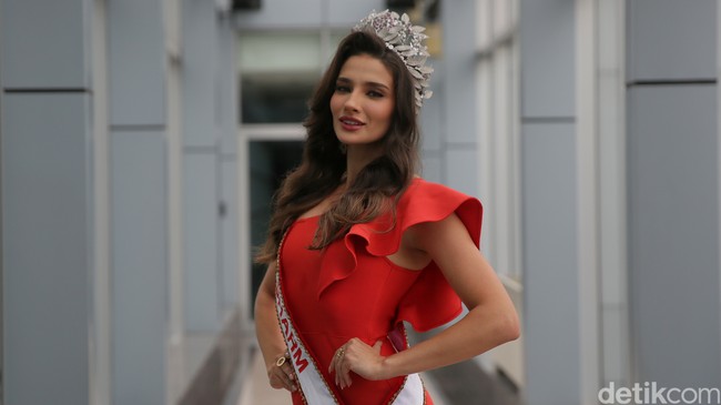 Dan inilah juara Miss Charm, kontes kecantikan yang lisensinya di Indonesia baru saja dibeli oleh Yayasan Puteri Indonesia. Miss Charm 2023 adalah Luma Russo dari Brasil. Foto: Agung Pambudhy