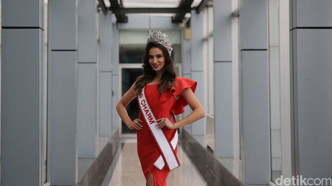 Lumo Russo merupakan ratu kecantikan lulusan yang mempunyai lisensi sebagai pilot maskapai penerbangan komersial.  Foto: Agung Pambudhy
