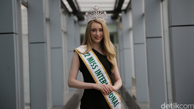 Saat baru tiba di Jakarta, Miss International 2022 Jasmin Selberg sempat mencicipi nasi goreng dan bubur kacang ijo. Foto: Agung Pambudhy