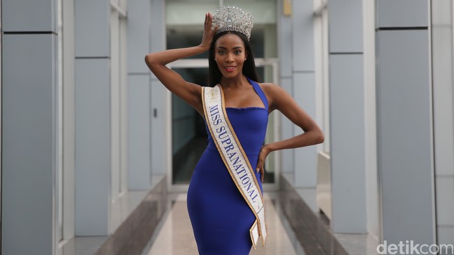 Lalela Mswane merupakan Runner Up 1 di ajang Miss Universe 2021. Saat berkunjung ke Jakarta dia sempat mencicipi jamu kunyit asam yang rasanya disebut sangat enak. Foto: Agung Pambudhy