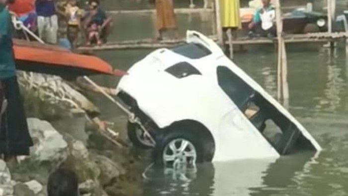 Mobil di Bangkalan nyemplung ke laut saat diapaki belajar nyetir