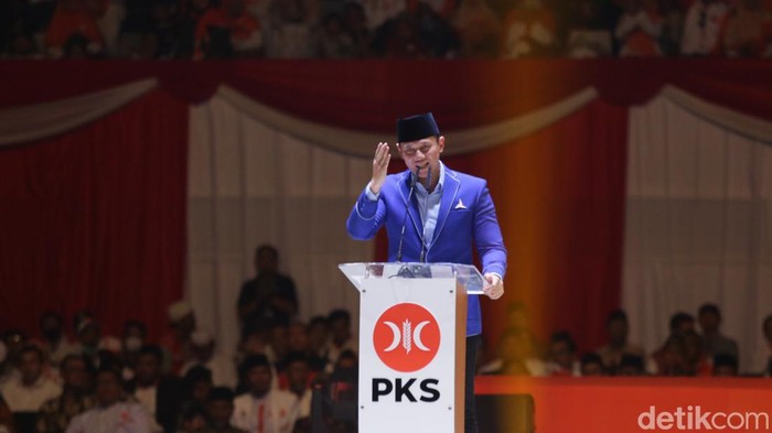 Bakal capres Koalisi Perubahan untuk Persatuan Anies Baswedan menghadiri puncak acara Milad ke-21 PKS. Turut hadir Wapres RI ke-10 dan ke-12 Jusuf Kalla (JK) dan Ketum Partai Demokrat (PD) Agus Harimurti Yudhyono (AHY).