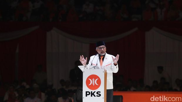 Bakal capres Koalisi Perubahan untuk Persatuan Anies Baswedan menghadiri puncak acara Milad ke-21 PKS. Turut hadir Wapres RI ke-10 dan ke-12 Jusuf Kalla (JK) dan Ketum Partai Demokrat (PD) Agus Harimurti Yudhyono (AHY).