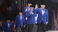 Sementara itu, AHY bersama Waketum Edhie Baskoro Yudhoyono atau Ibas dan jajaran petinggi Partai Demokrat mengenakan jas biru Demokrat. Waketum Partai NasDem Ahmad Ali bersama petinggi NasDem lainnya juga turut hadir.