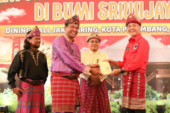 Momen Ganjar Diterima Jadi Keluarga Kesultanan Palembang Darussalam